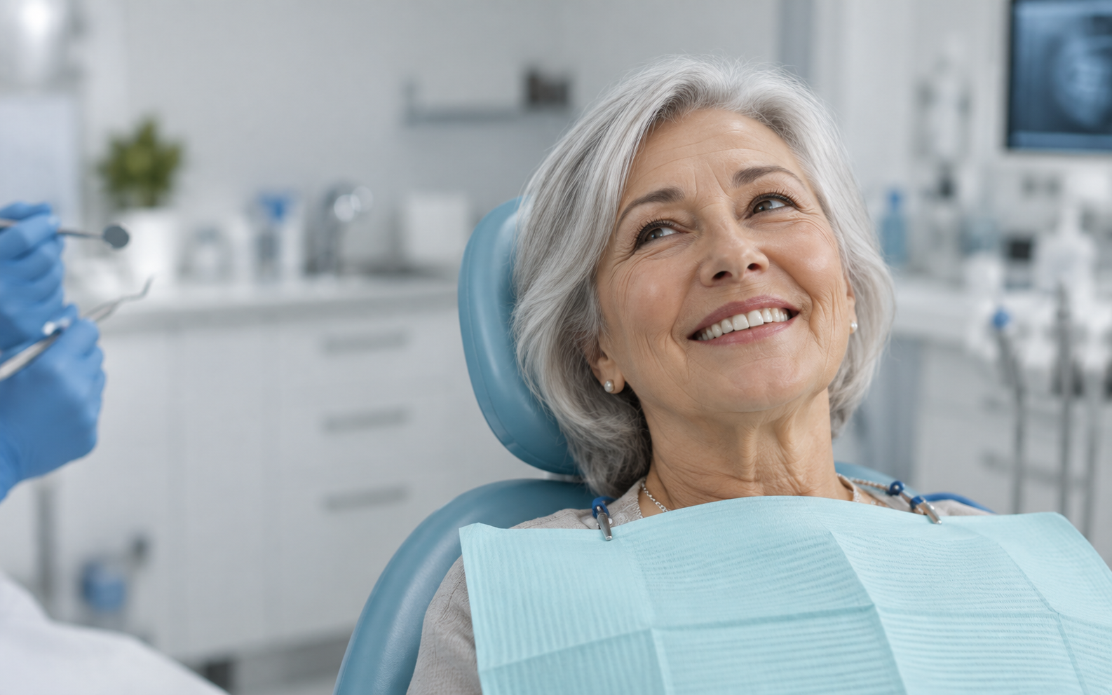 Paciente sorrindo durante atendimento na Facial Odontologia